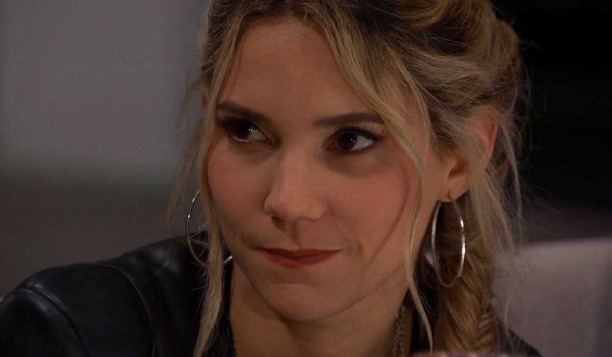 Macarena escuchando el discurso de don Gil la Nochebuena en "Al fondo hay sitio" (Foto: América TV)