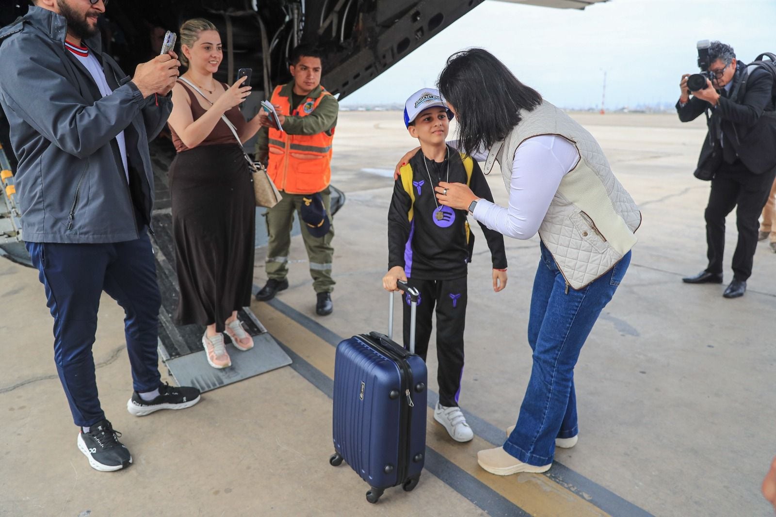 Keiko Fujimori recibió en el Grupo Aéreo N.° 8 a ciudadanos peruanos rescatados desde La Guaira, Venezuela, luego de resultar afectados por el terremoto ocurrido en ese país. Foto: Presidencia