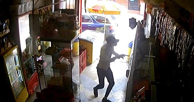 En menos de 30 segundos y al grito de ¡Dame la plata o te mato!, dos delincuentes armados irrumpieron en una bodega-panadería, encañonaron a los empleados y robaron dinero y celulares, en El Agustino.