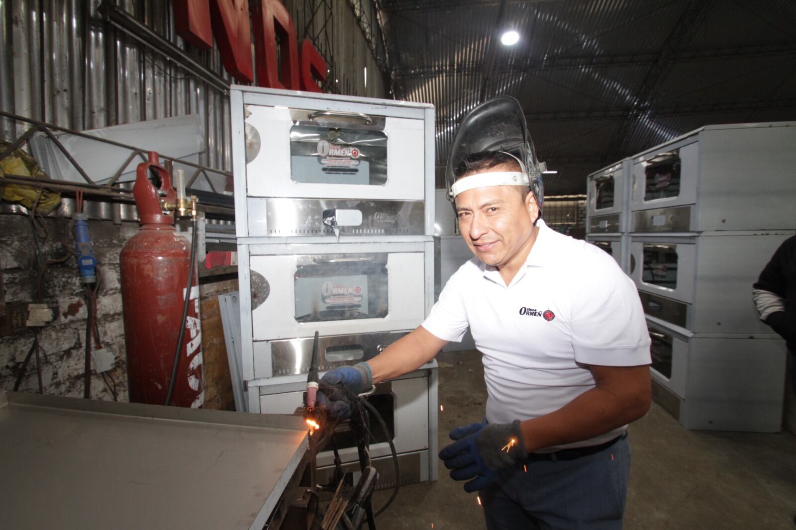 Luis Enrique Ormeño muestra el proceso de fabricación de sus productos.