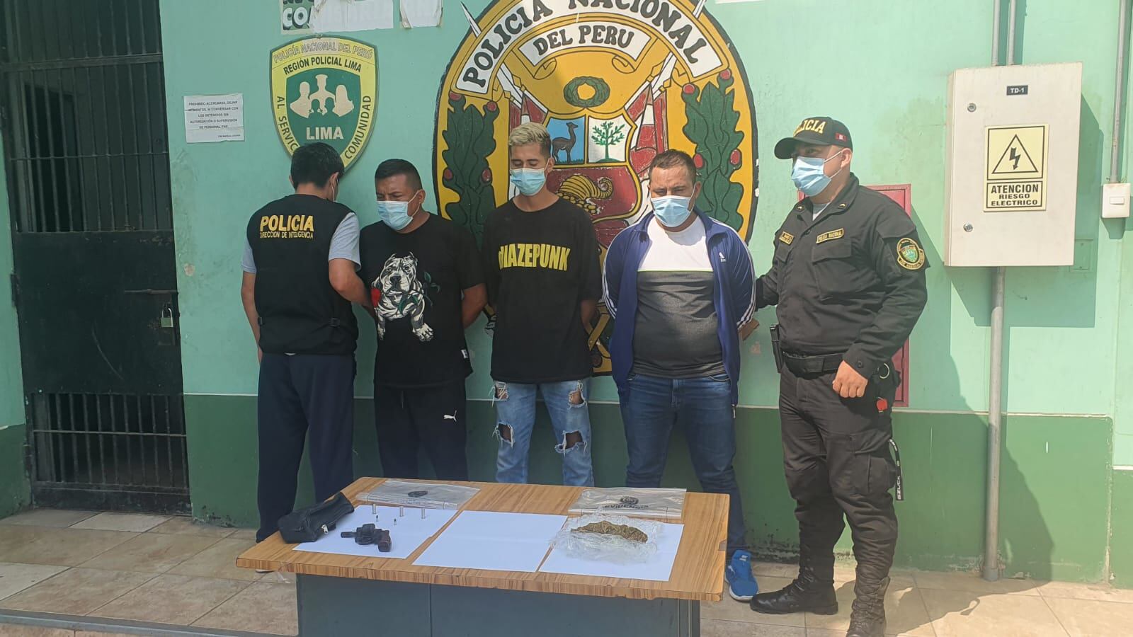 Tres presuntos delincuentes fueron atrapados, en el auto de un policía, por asaltar a un ancianito al que le robaron dinero que cobró del bono.