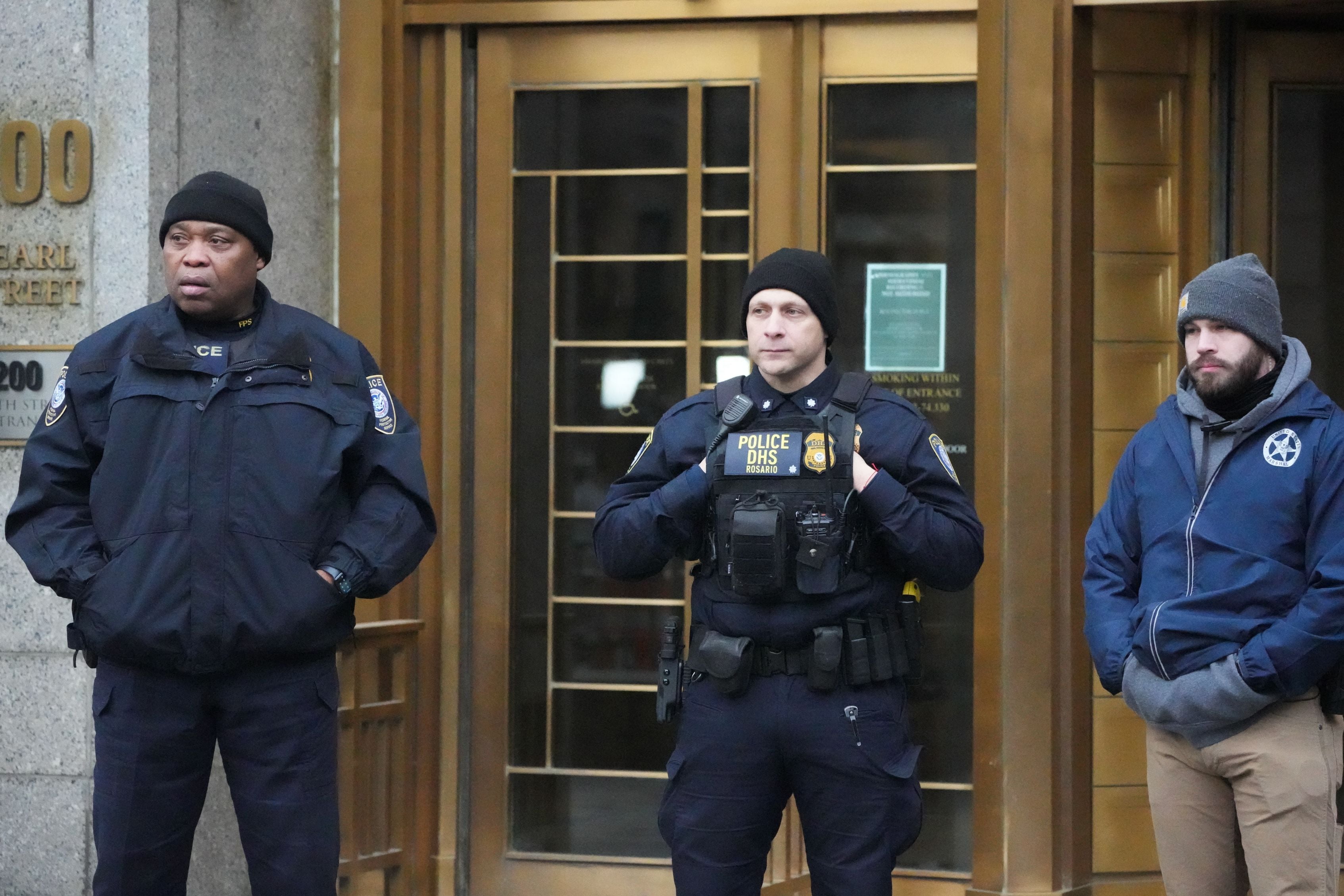 Agentes de seguridad se mantienen fuera del Tribunal Federal Daniel Patrick Moynihan mientras el derrocado presidente venezolano, Nicolás Maduro, espera su audiencia de lectura de cargos el 5 de enero de 2026 en Nueva York. Foto: Bryan R. SMITH / AFP