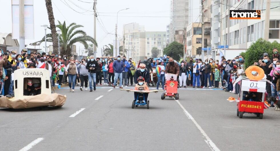Carrera de 'carros locos' tuvo creativos diseños usando materiales reciclados en San Miguel. (Trome / Isabel Medina)