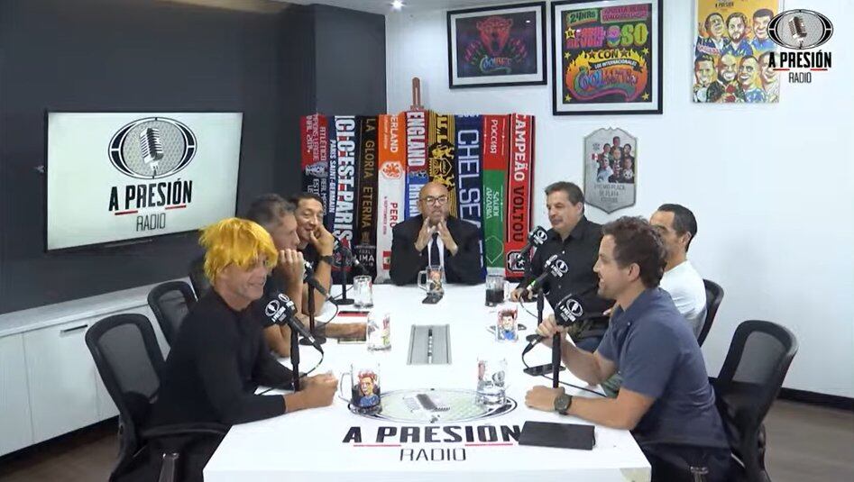 Julinho y la peluca rubia que llevó al programa para esconder su calvicie. Foto: Captura A Presión Radio.