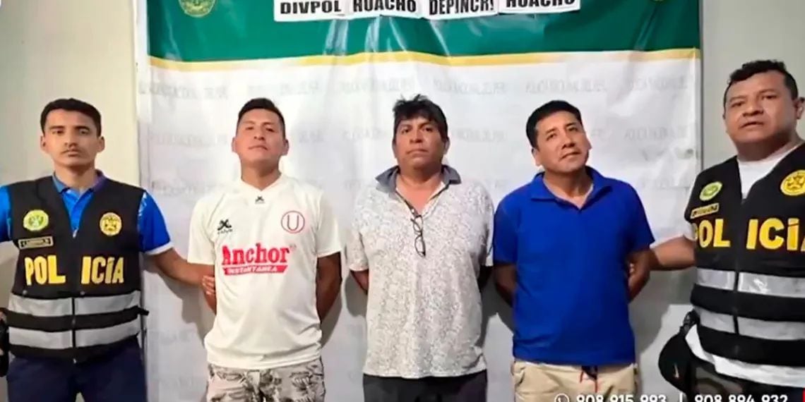 Tres personas fueron detenidas.