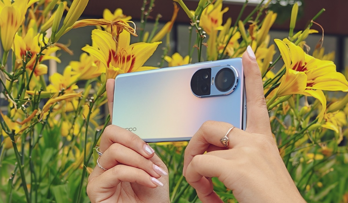 La intensidad de la luz solar puede crear áreas sobreexpuestas o sombras duras en tus fotografías. Para combatir, utiliza la sombra proporcionada por árboles o edificios para suavizar la luz intensa.