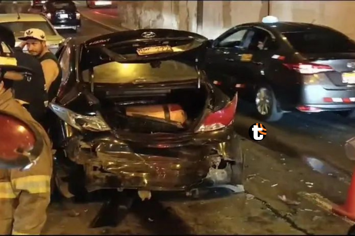 Los autos quedaron severamente dañados. Foto: Captura RPP