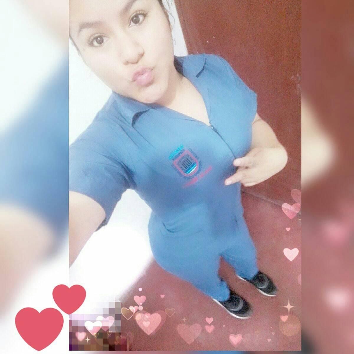 Shirley Pajuelo Evangelista se lucía en redes con su uniforme de estudiante de medicina.