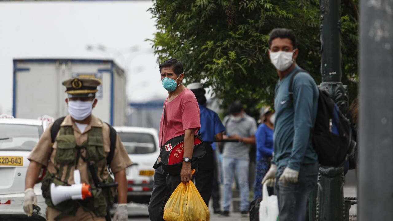 La medida extraordinaria, que no dependerá del nivel de riesgo de las diversas regiones, tiene como objetivo restringir la movilidad de las personas y evitar los contagios masivos (Foto: Andina)