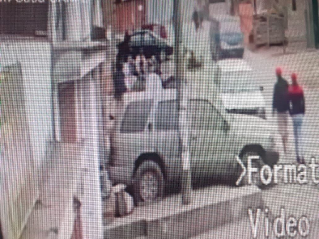 Una joven madre de familia fue herida de un balazo en la pierna por tratar de ir corriendo detrás de dos delincuentes que le robaron una bolsa con pañales y biberones.