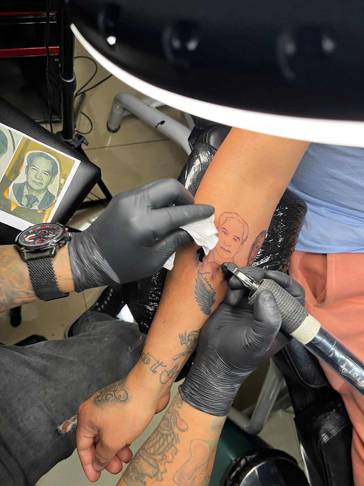 MOCRO realizando un retrato.