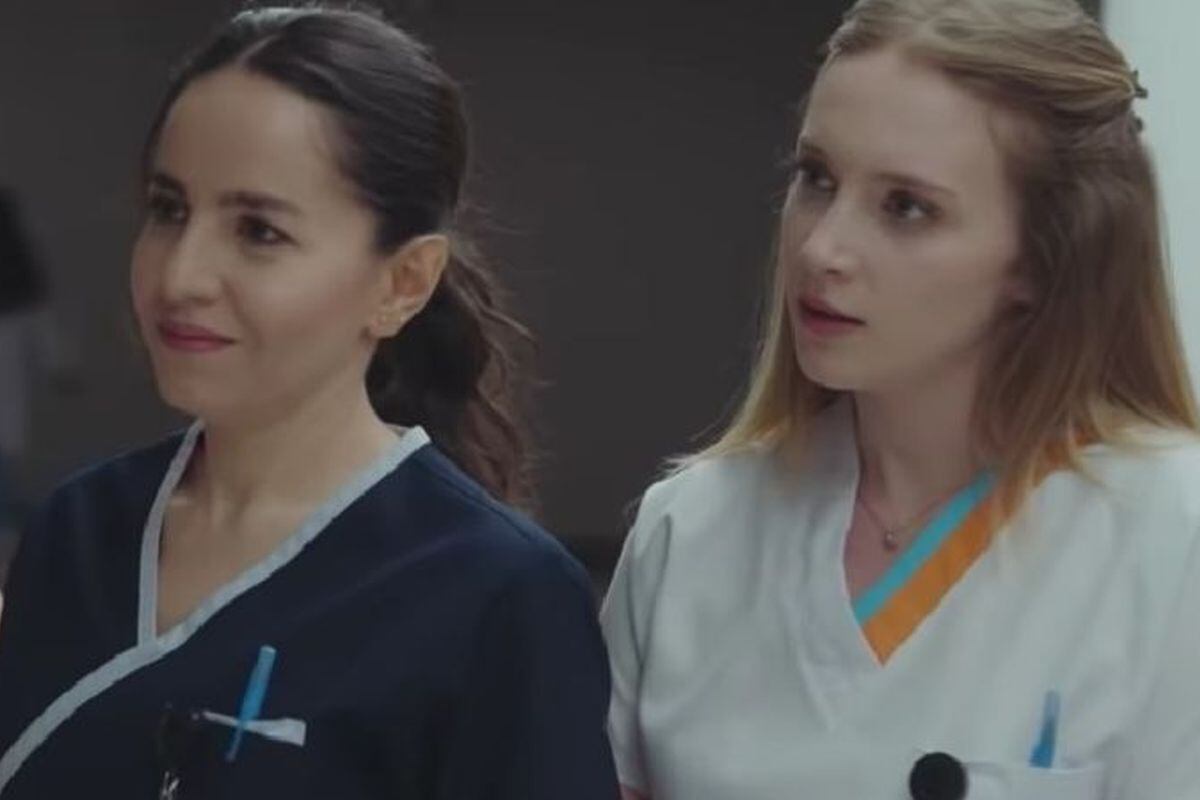 Acelya y Selvi, las enfermeras del hospital Berhayat interpretadas por las actrices Hayal Köseoğlu y Bihter Dinçel, respectivamente (Foto: MF Yapım)