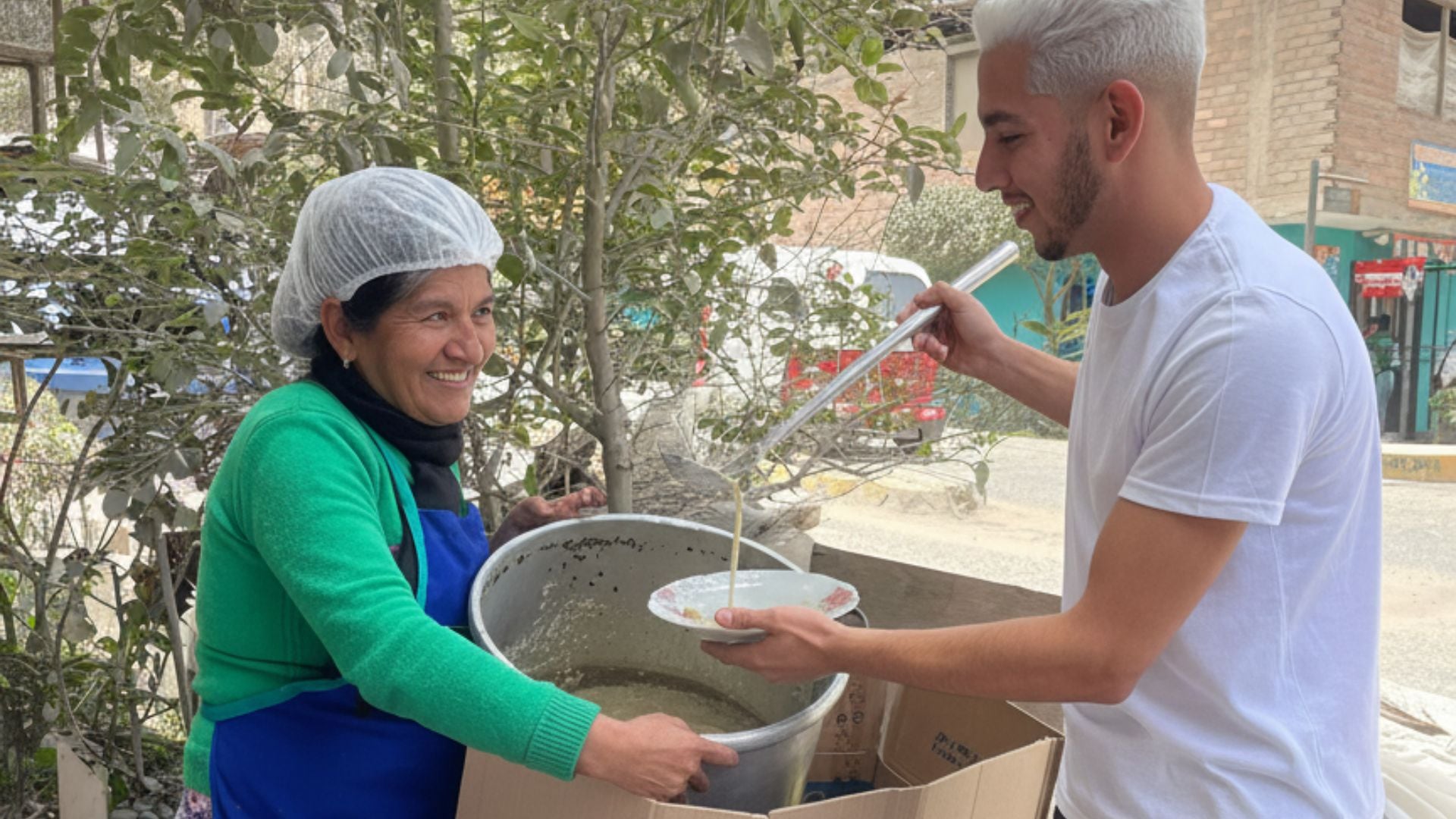 Adán Leonardo Castellanos Villanueva hace cortes gratuitos a mujer con quemaduras y abuelitos en situación de calle