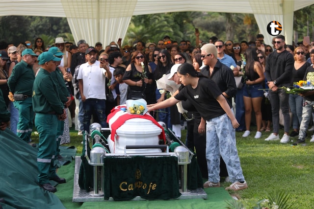 Seres queridos colocaron flores sobre el féretro con el cuerpo de Manolo Rojas. (Fotos: Antonio Melgarejo/ @photo.gec)
