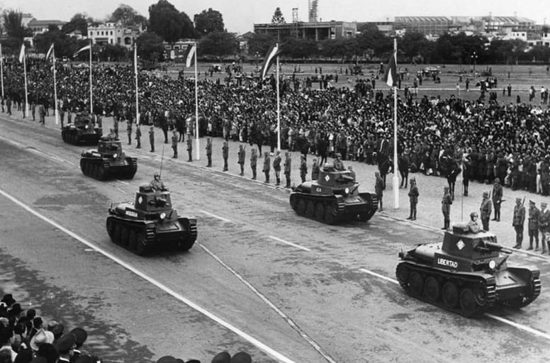 Acorazados LTP - Panzer 38 del Batallón de Carros de Combate Nro. 1 desfilan en el Campo de Marte durante la parada militar del 29 de julio de 1958.
