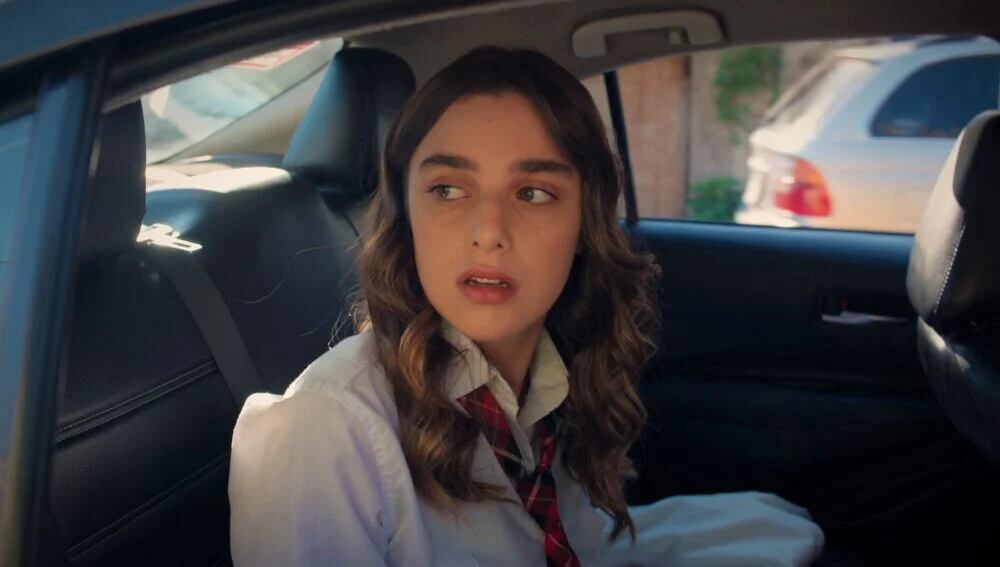 Harika saca a la luz los secretos de sus amigas en la telenovela turca "Hermanos" (Foto: NG Medya)