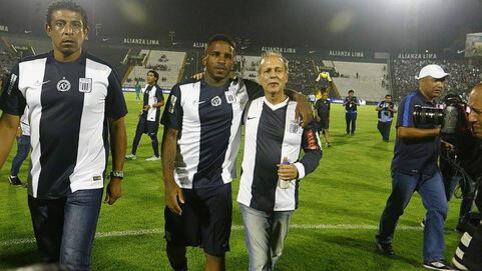 Alianza Lima jugó en el 'Día del Hincha Blanquiazul' con el escudo de Chapecoense. Foto: Archivo.