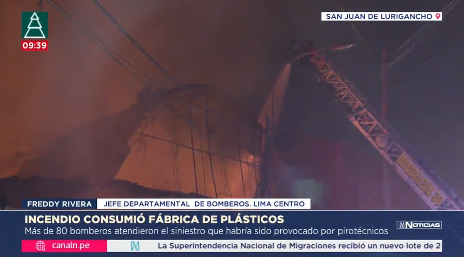 Con escalera telescópica pudieron controlar el incendio dentro una fábrica de plásticos en plena Navidad en SJL.