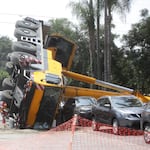 Grúa gigante cae sobre autos en Surco y desata pánico