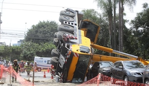 ¡No hubo muertes de milagro! Grúa gigante cae sobre autos en Surco y desata pánico en plena avenida