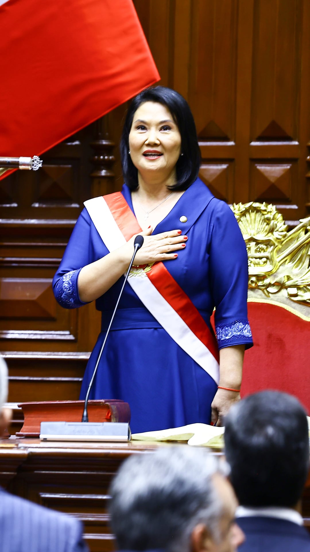 Keiko Fujimori recibe la banda presidencial
