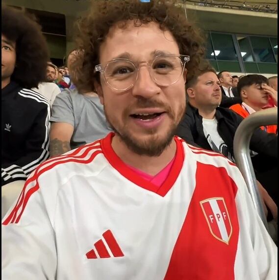 Luisito Comunica no dudó en posar con la camiseta de la selección peruana. (@luisitocomunica)