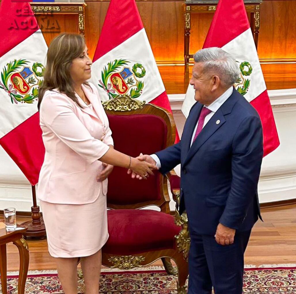 César Acuña y Dina Boluarte, ambos acusados de plagio. (Foto: Facebook César Acuña)