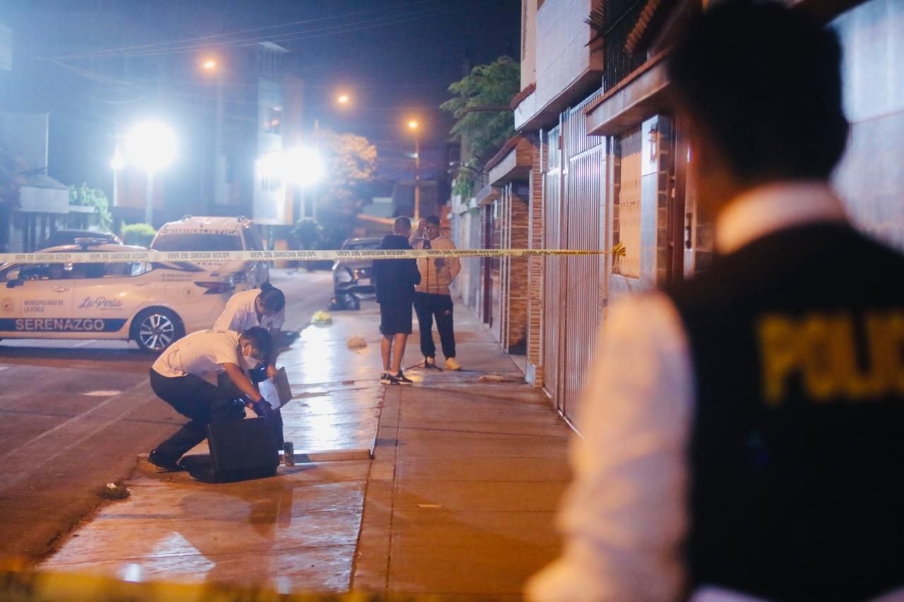 Delincuentes balean a dos personas en La Perla. Fotos:César.grados@photo.gec