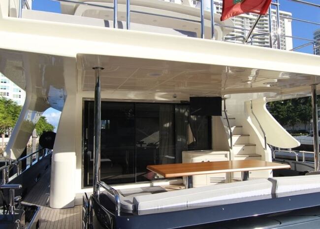 El yate de Luis Miguel tiene un diseño italiano, cuatro camarotes con capacidad para ocho pasajeros y 25 metros de eslora (Foto: El País)