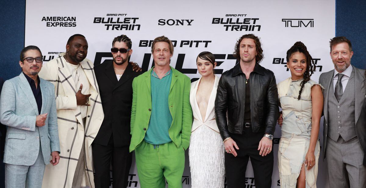 Brad Pitt junto a Bad Bunny al lado del elenco principal, aunque sin Sandra Bullock (Foto: AFP)