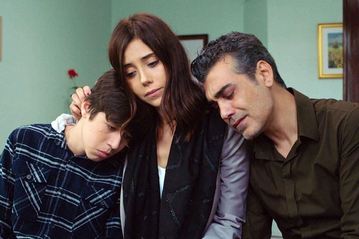 Asya, Alí y Volkan juntos ante una tragedia en "Tierra amarga" (Foto: Medyapim)