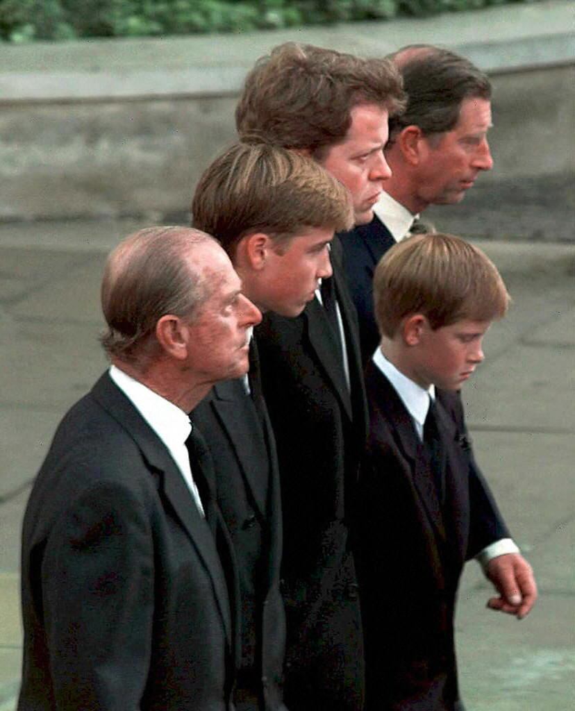El duque Felipe de Edimburgo acompaña a su hijo, Carlos de Gales; sus nietos, los príncipes Enrique y Guillermo; y al hermano de Diana de Gales, Earl Spencer; en el funeral de la princesa más querida del mundo. (Foto: AFP)