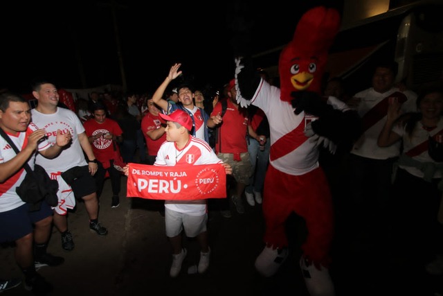 Hinchas peruanos en Paraguay realizaron el clásico banderazo y luego recogieron toda la basura que generaron. Foto: Alan Ramírez | Trome