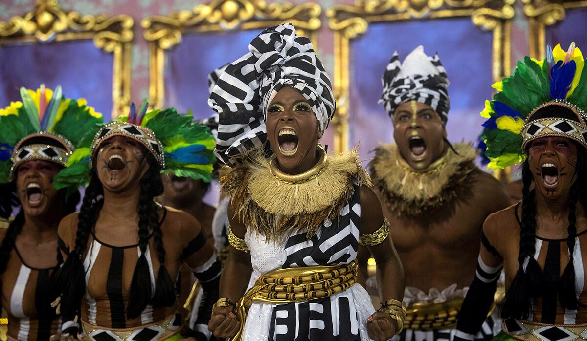 Miembros de la escuela de samba Mangueira se presentan durante la segunda noche del desfile de Carnaval de Río en el Sambódromo de Río de Janeiro, el pasado marzo de 2019. (Foto: AFP/Archivo)