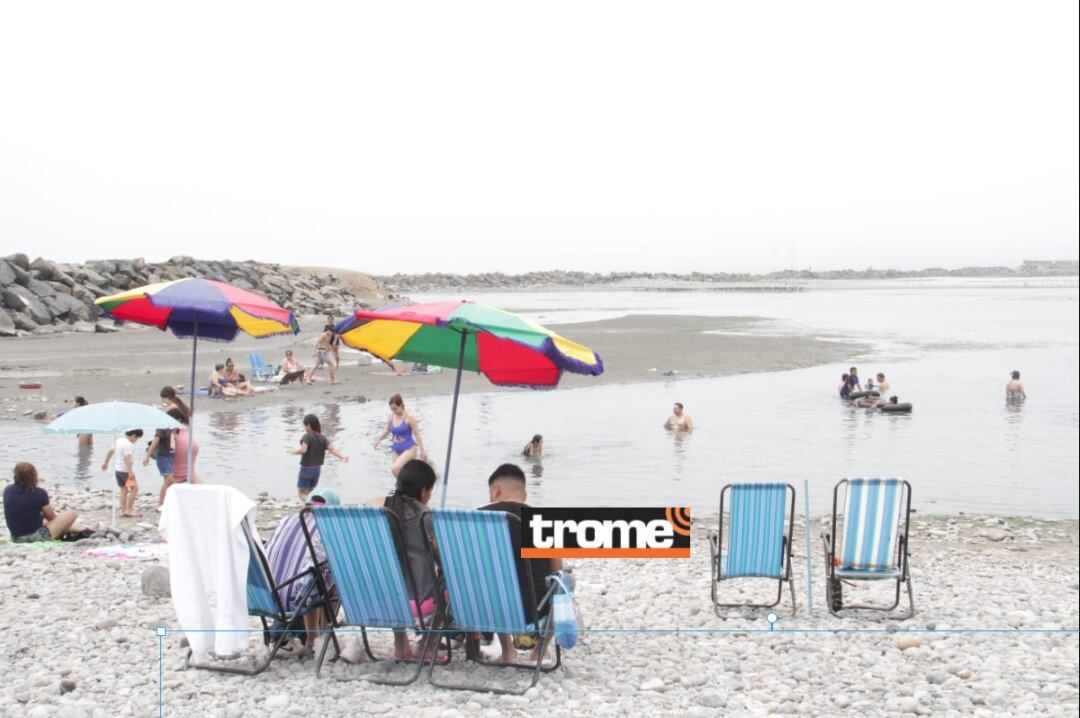 Muchas familias acuden a refrescarse en este lugar. (Isabel Medina / Foto: Alan Ramírez / Trome).