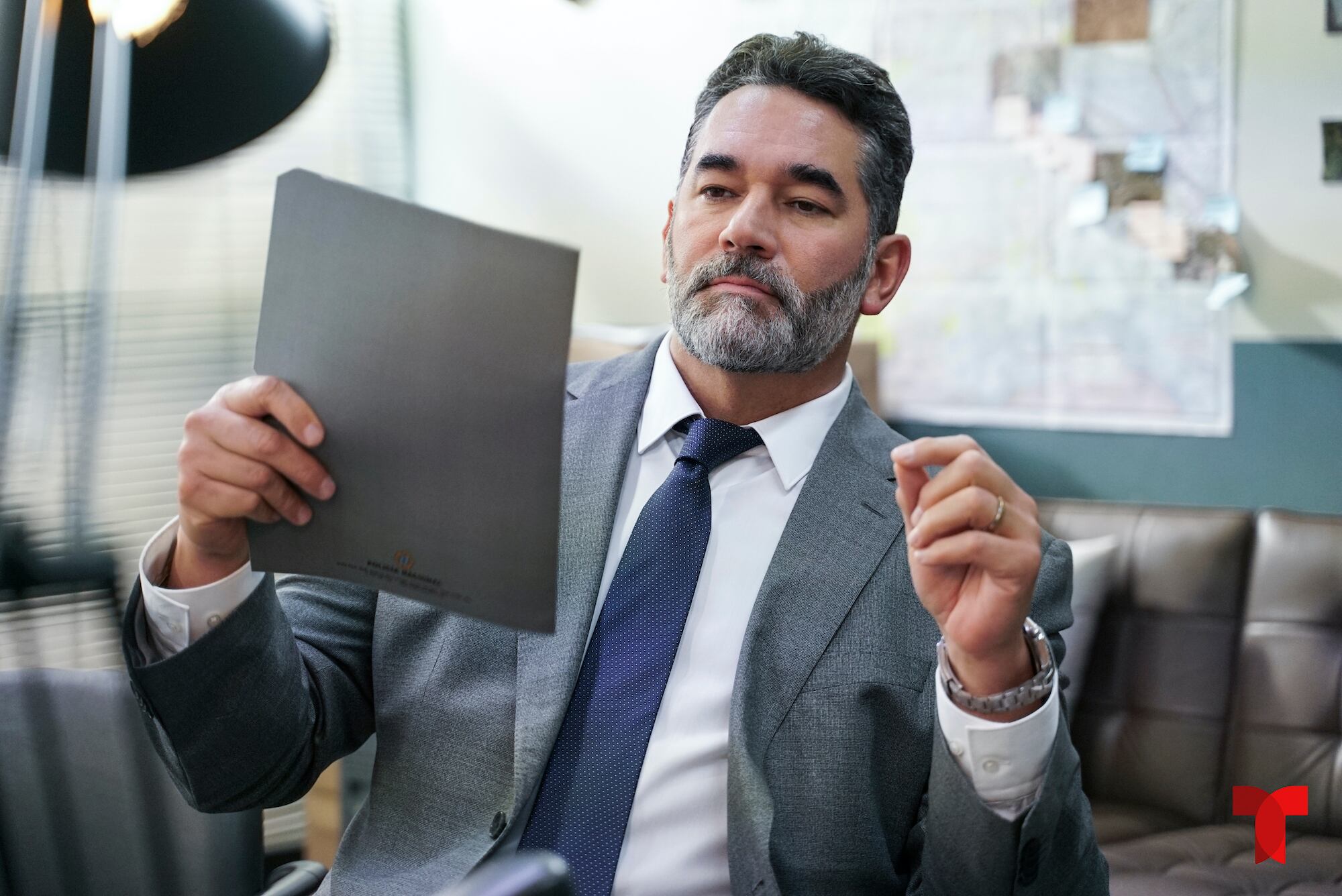 Eduardo Santamarina sigue siendo parte de la familia de Telemundo y esta vez será el padre de Frida (Foto: Telemundo)