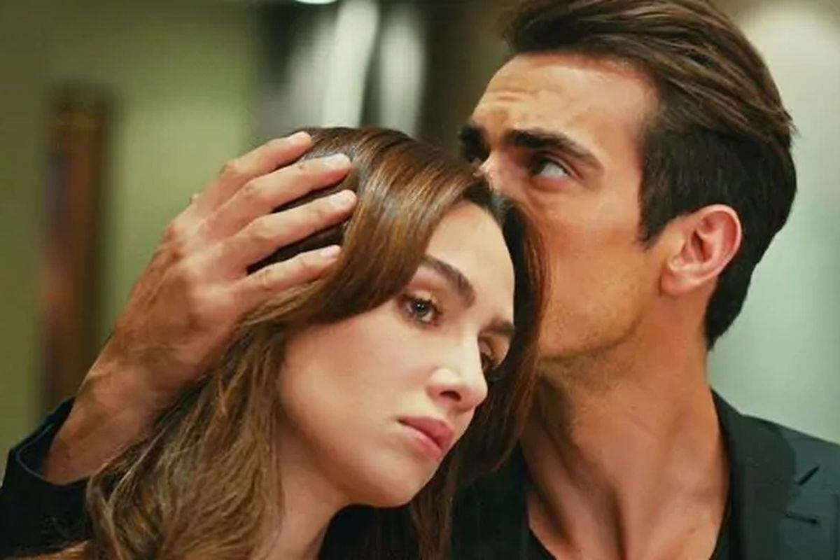 La amistad de Birce Akalay e İbrahim Çelikkol se remonta a 2017 cuando ambos coincidieron en el rodaje de “Amor en blanco y negro” (Foto: D Productions)