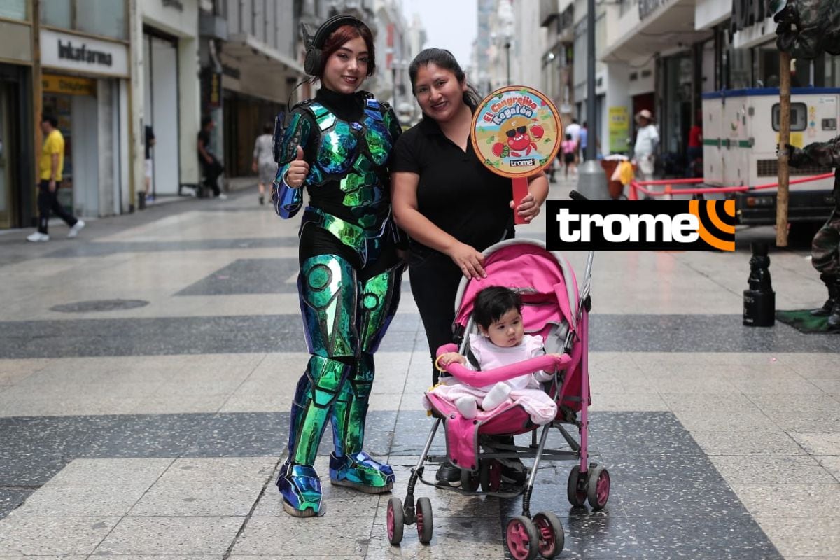 Robotina comparte con mamitas del Centro de Lima. Foto: Jesús .Saucedo/Exclusivo Trome.