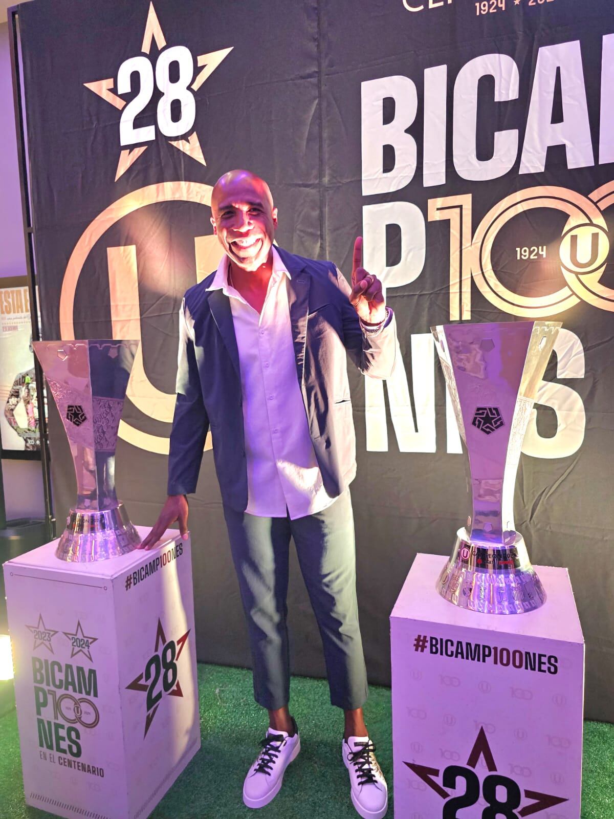 Cuto acude al cine a ver Esta es la U