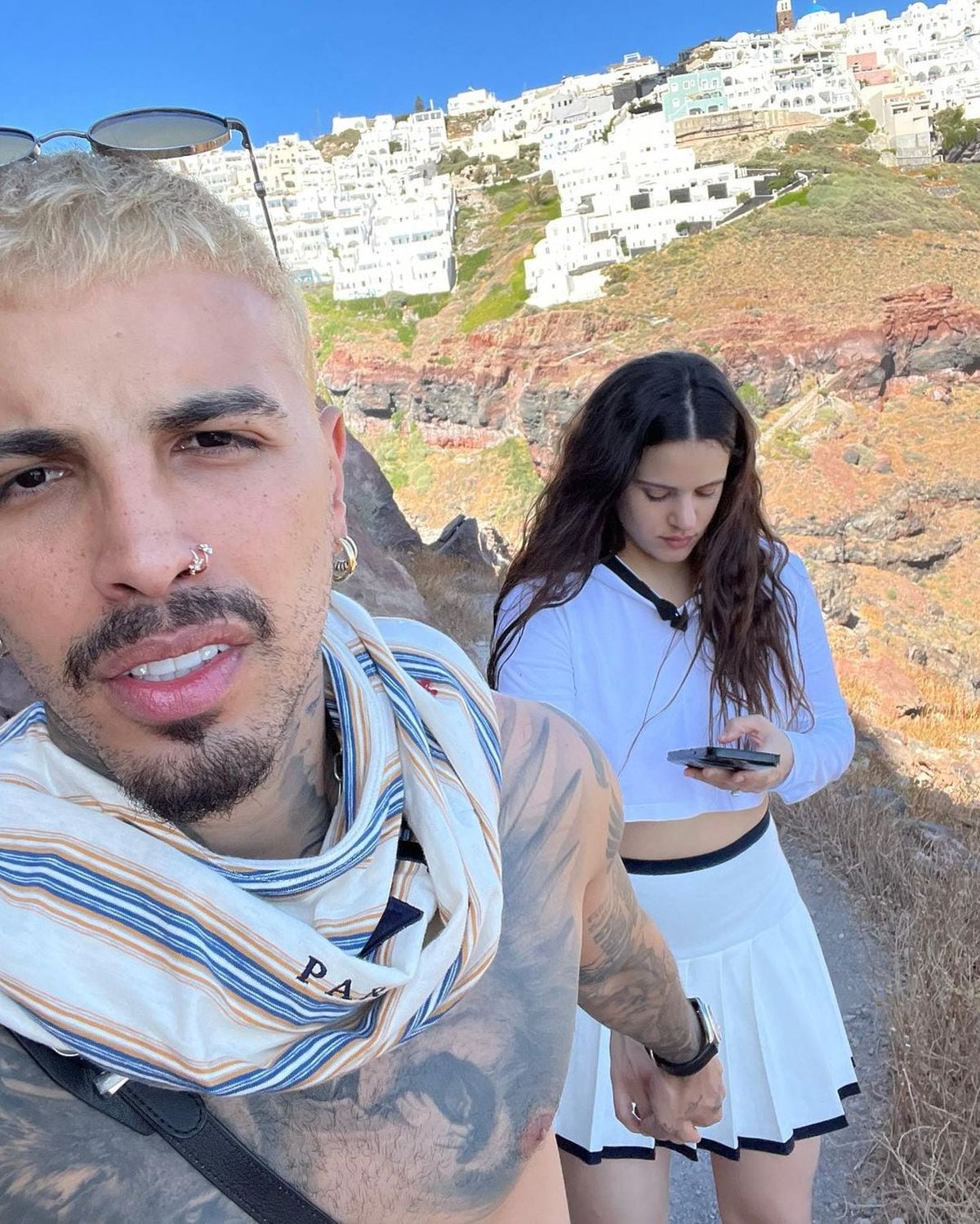 En uno de sus paseos junto a Rauw Alejandro, el reggaetonero y su pareja desde agosto de 2021 (Foto: Rosalía / Instagram)