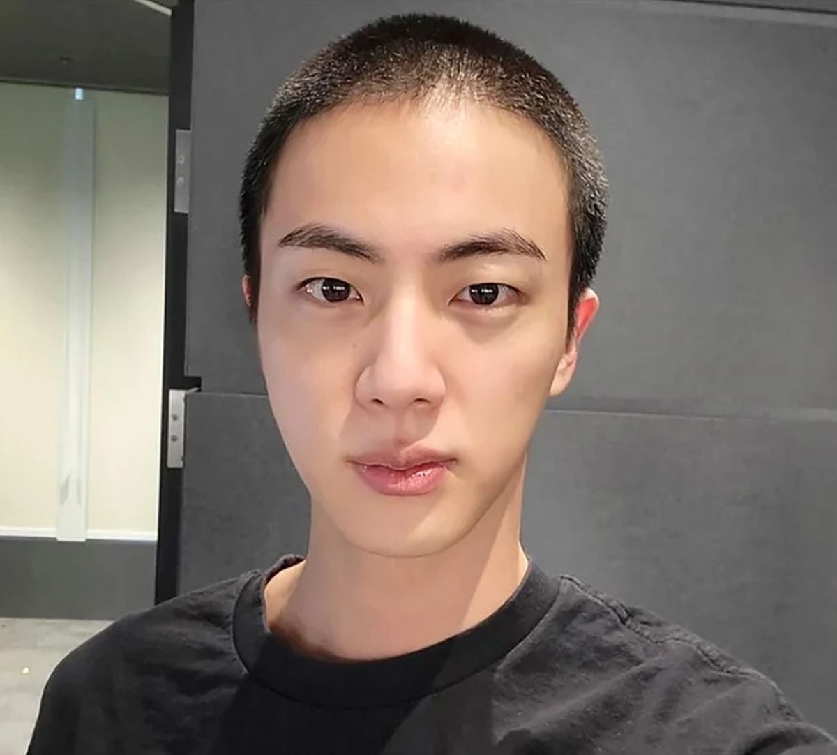 Así luce Jin tras haber ingresado al Servicio Militar de Corea del Sur (Foto: Weverso)