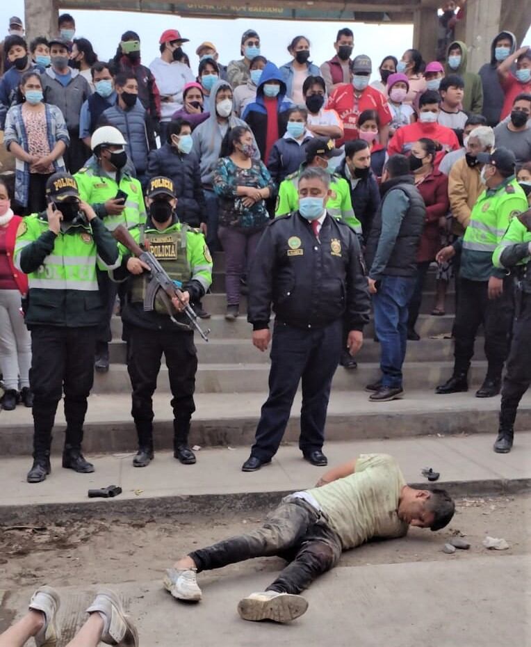 Un exreo y su amigo cometieron un espectacular asalto a mano armada a un policía en retiro, a quien tras golpearlo y herirlo a balazos, le robaron 60 mil soles.
