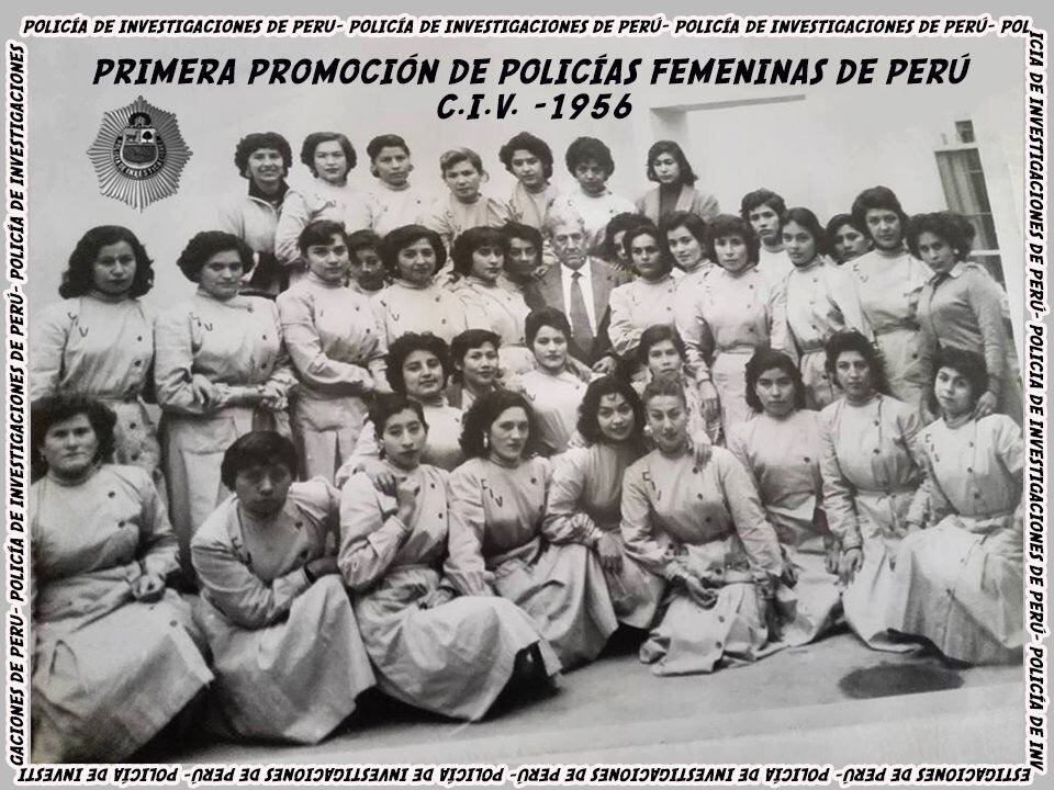 Integrantes de la primera promoción de mujeres policías, en el año 1956. (Foto archivo PNP)