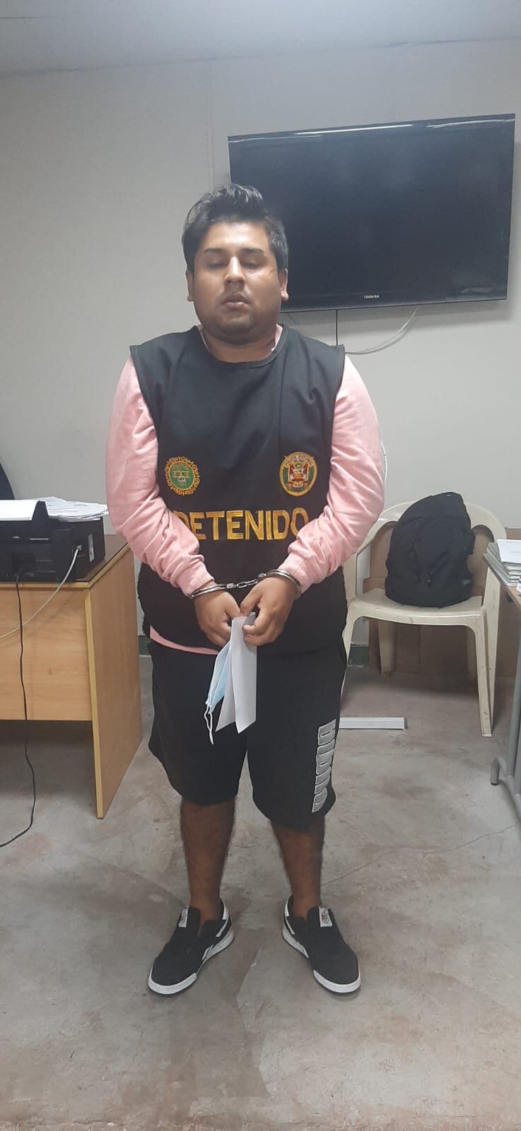 Diego Adolfo Palomares Santa María (30), ‘Gordo Tolón’, y Berji Jeremmi Salvador Obregón (28), ‘Berji’, que serían de la banda 'Los Fierreros de Apolo', fueron atrapados por policías de Depincri La Victoria. (fotos: Mónica Rochabrum)