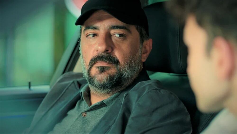 Akif se enconde de todos con ayuda de Tolga en “Hermanos” (Foto: NG Medya)