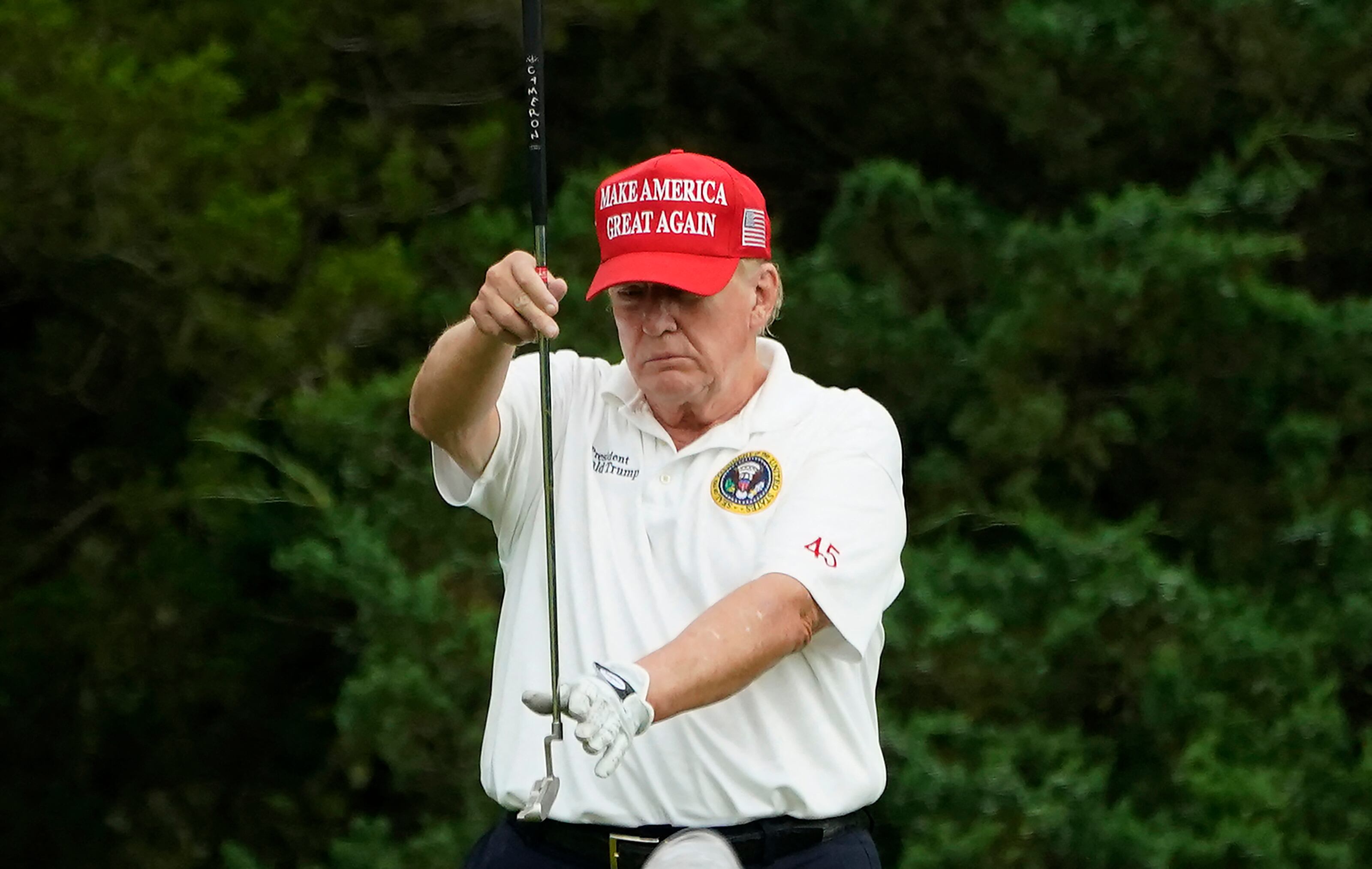 El ex presidente de los Estados Unidos y aspirante a la presidencia de 2024, Donald Trump, juega golf el 10 de agosto de 2023. (Foto de TIMOTHY A. CLARY / AFP).