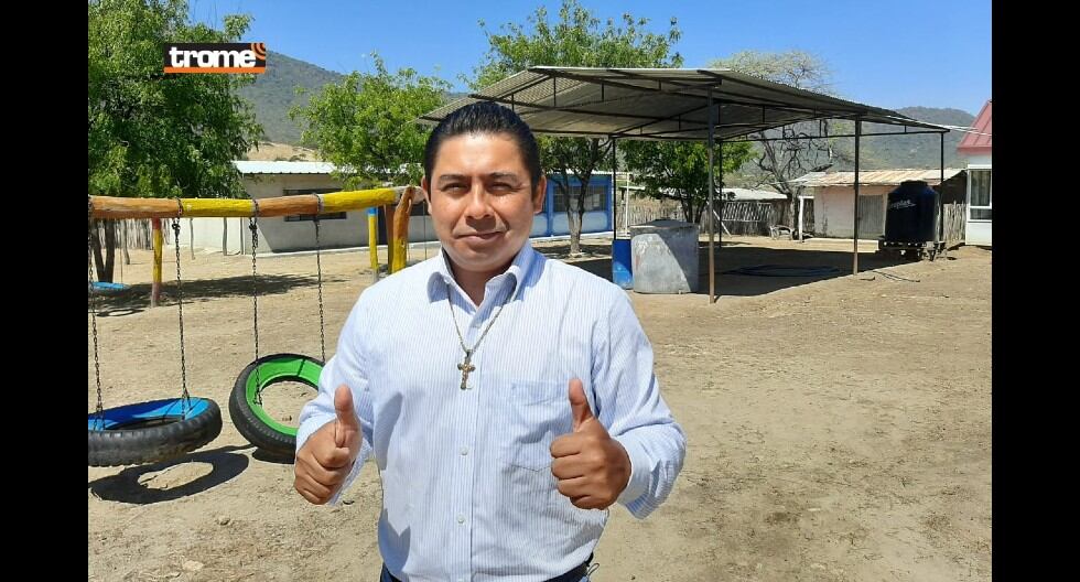 Maestros como Fredy Juárez se esfuerzan por innovar estrategias para sus clases virtuales. (Trome)