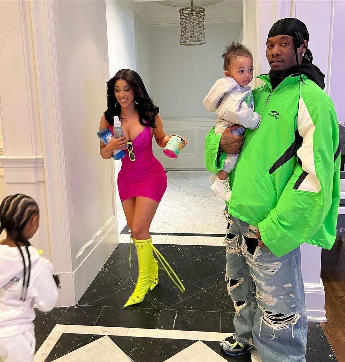 La cantautora junto a Offsent y sus dos hijos (Foto: Cardi B / Instagram)