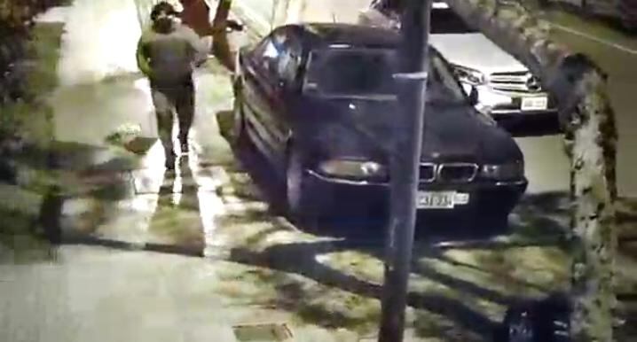 Una banda de hampones armados, a bordo de una camioneta Mercedes Benz intentaron asaltar a dos miembros del ejército. Se desató una balacera e hirieron a un militar.