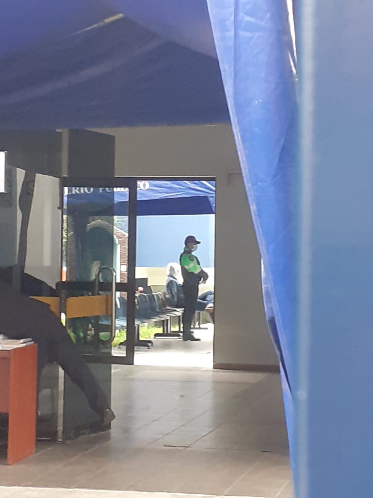 El joven vigilante particular, Jonattan Ricardo Inga Miranda (32), que hacía las veces de ‘Valet parking’ en el hotel ‘Wellspring’, fue asesinado de un balazo en el pecho por intentar defender a una joven que era agredida verbalmente por su pareja, un miembro de la policía, en Lince.